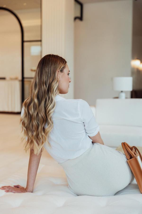 Ette Luxury Hotel & Spa Four Corners Exterior foto A woman with long hair
